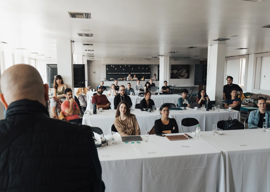saln de conferencias con personas