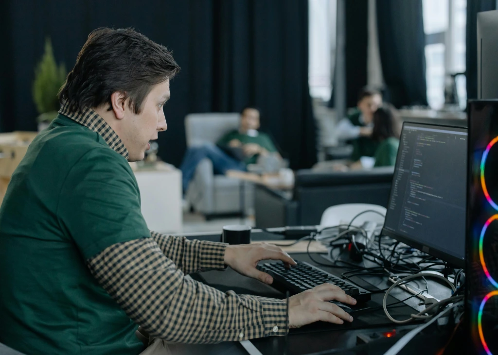 hombre programando